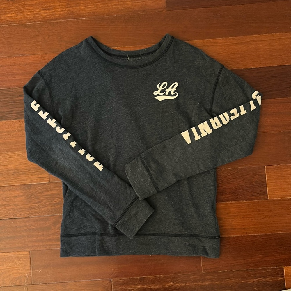 Hollister LA Logo Crewneck. Color: Navy. Size: S.